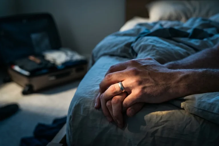 7 gesti silenziosi che dimostrano che ti ama (anche se non lo dice mai)