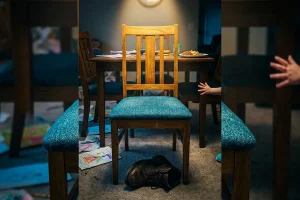 Genitori che danno tutto e si sentono invisibili: il motivo nascosto e la via d’uscita semplice