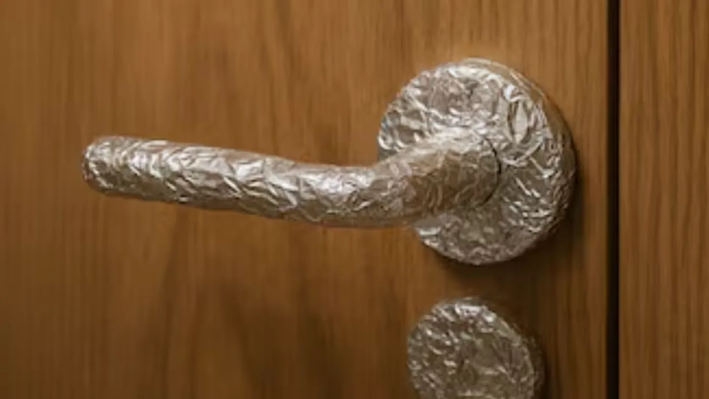 Perché si consiglia di applicare un foglio di alluminio alla porta di casa e a cosa serve